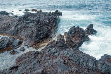 Dalgalı güzel kayalık deniz kıyıları