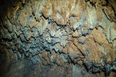 Karanlık kayalık mağaranın içinde