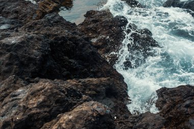 Dalgalı güzel kayalık deniz kıyıları