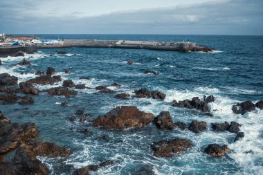 Kayalık deniz kıyısındaki iskele