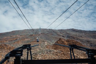 Tenerife 'de, Kanarya Adası' nda, İspanya 'da, Avrupa' da volkanın tepesindeki teleferikler.