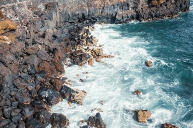 Dalgalı güzel kayalık deniz kıyıları