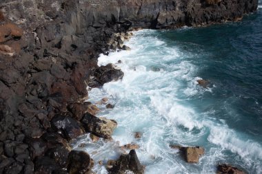 Dalgalı güzel kayalık deniz kıyıları
