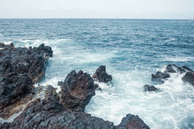 Dalgalı güzel kayalık deniz kıyıları