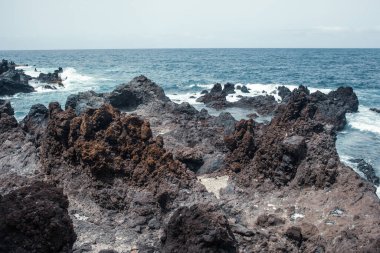 Dalgalı güzel kayalık deniz kıyıları