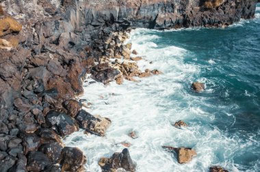 Dalgalı güzel kayalık deniz kıyıları