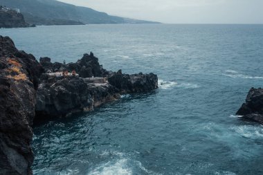 Dalgalı güzel kayalık deniz kıyıları