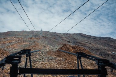 Tenerife 'de, Kanarya Adası' nda, İspanya 'da, Avrupa' da volkanın tepesindeki teleferikler.