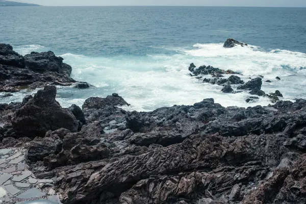 Vacker Klippig Havskust Med Vågor — Stockfoto