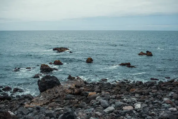 波が付いている美しい岩の海岸 — ストック写真