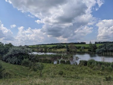 Nehir ve bulutlu gökyüzü ile güzel manzara