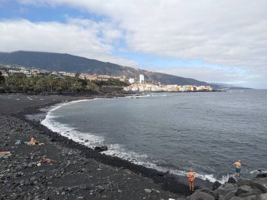 İnsanlar Atlantik Okyanusu sahillerinde, Tenerife 'de, Kanarya Adası' nda, İspanya 'da dinleniyorlar.