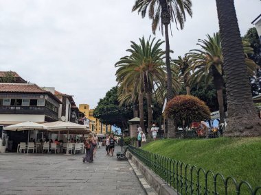 Puerto de la cruz, Tenerife, Kanarya Adası, İspanya, Avrupa sokaklarında yürüyen insanlar