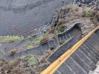 Tenerife 'nin volkanik kayalık plajı, Kanarya Adası, İspanya