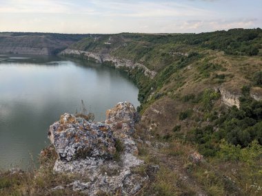 Dağlardaki nehir. Bakota, Ukrayna.