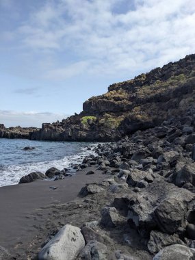 Tenerife 'nin volkanik kayalık plajı, Kanarya Adası, İspanya