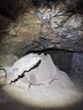 Mağaradaki taş duvarın yakın çekim görüntüsü.