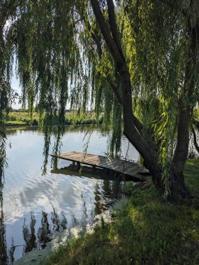 İskeleli güzel göl manzarası 
