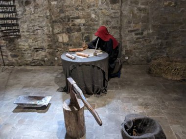 Müzedeki sergi, masadaki katibi gösteriyor.