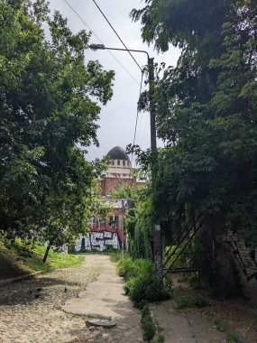 Şehirdeki terk edilmiş eski bina.