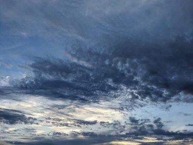 Gün batımında kara bulutlar