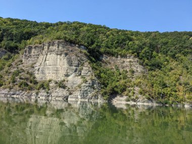 Dağlardaki güzel göl