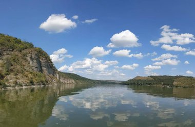 Dağlardaki gölün güzel manzarası
