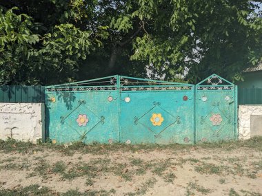 Yeşil çitin ve beyaz duvarın yakın plan çekimi.