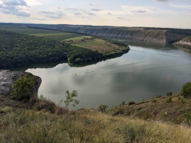 Dağlardaki nehrin güzel manzarası.