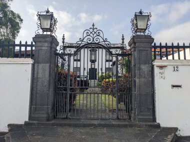 Metal kapılı özel villa manzarası 