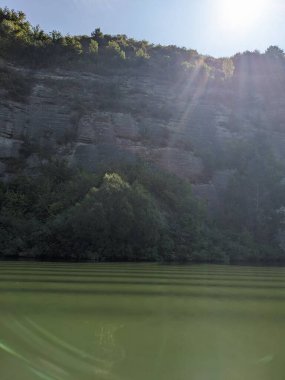 Dağlardaki nehrin güzel manzarası, Bakota, Ukrayna
