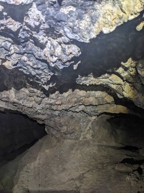 Dağlardaki mağara manzarası 