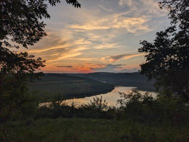 Gün batımında nehirde dağlarda gün batımında