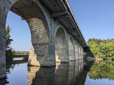 Nehrin ve köprünün güzel manzarası 