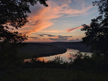 Gölün üzerinde güzel bir gün batımı