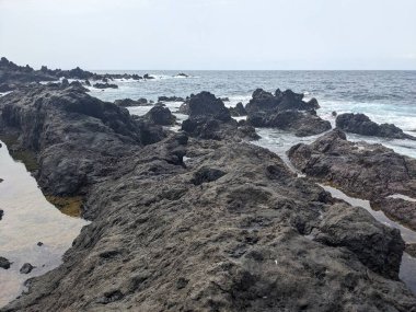 Denizin kayalık kıyıları 