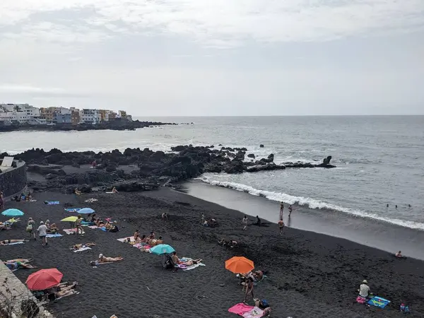 Puerto Cruz Tenerife España Enero Turistas Caminando Por Playa Puerto —  Fotos de Stock
