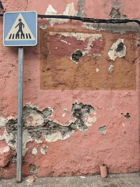 Alte Ziegelmauer Mit Straßenschild lizenzfreie Stockfotos