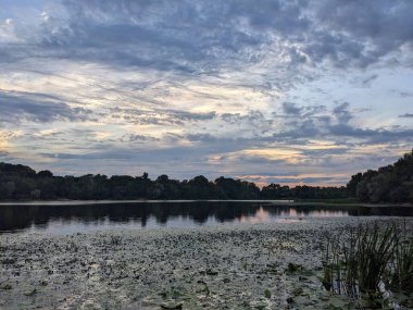 Gölün üzerinde güzel bir gün batımı
