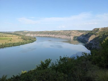 Dağlardaki nehir manzarası
