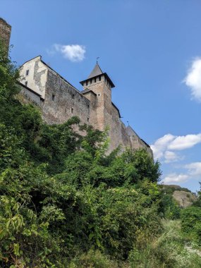 Dinyester Nehri, Khotyn, Ukrayna, Avrupa kıyısındaki Khotyn kalesinin kulesi ve duvarları 