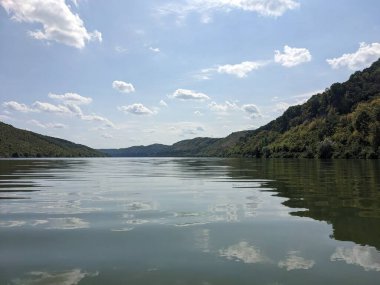 Nehirli güzel bir manzara 