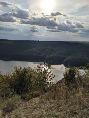 Dağlarda bir göl manzarası