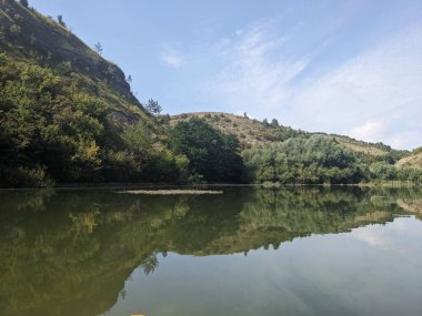 Yazın güzel bir göl.