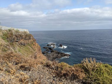 Okyanus kıyısındaki kayalık sahil, doğa.