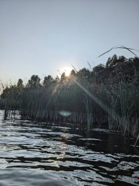 Gölün üzerinde güzel bir gün batımı