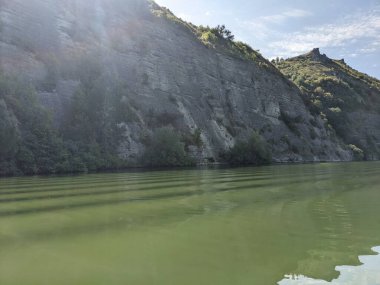 Dağlarda nehri olan güzel bir manzara.