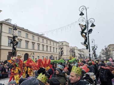 SAVAŞ, POLAND-HAZİRAN 06, 2024: kostümlü geçit töreni. Epiphany ya da Three Kings Day Parade, 6 Ocak 2011 'de Polonya' nın Varşova kentinde.