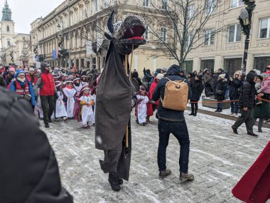 SAVAŞ, POLAND-HAZİRAN 06, 2024: kostümlü geçit töreni. Epiphany ya da Three Kings Day Parade, 6 Ocak 2011 'de Polonya' nın Varşova kentinde.