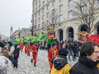 SAVAŞ, POLAND-HAZİRAN 06, 2024: kostümlü geçit töreni. Epiphany ya da Three Kings Day Parade, 6 Ocak 2011 'de Polonya' nın Varşova kentinde.